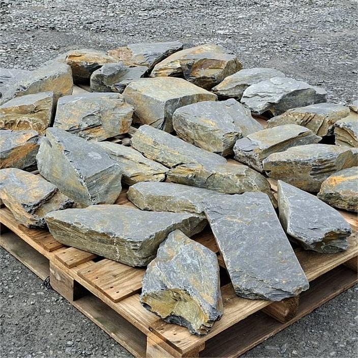 Large dry slate pieces arranged across wooden pallets