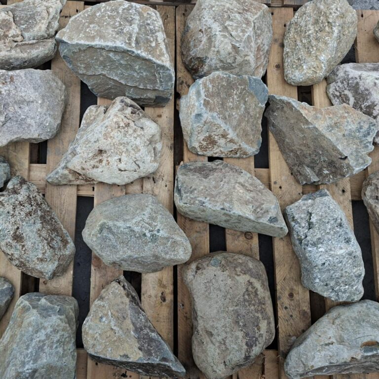 Dry glacial stones laid out with pale veins and angular grey surfaces
