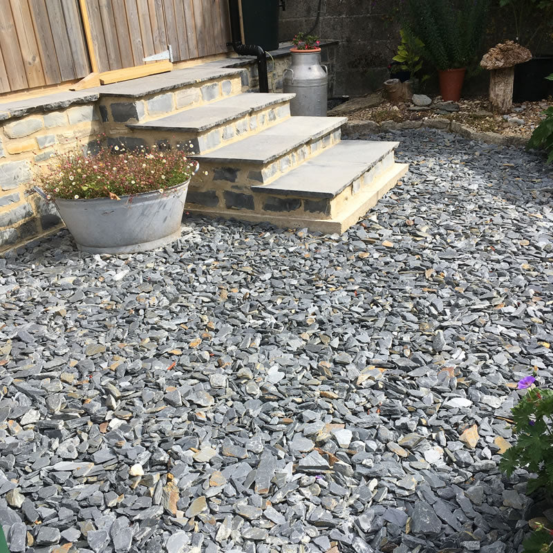 25mm grey Welsh slate chippings